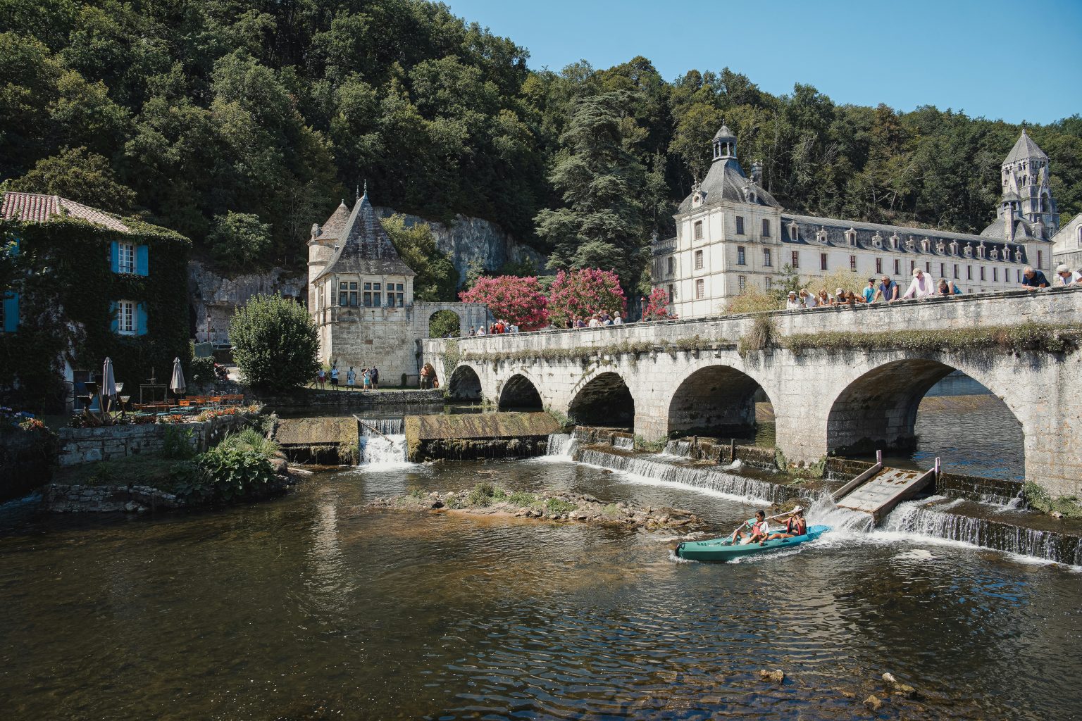 Brantôme, pont et abbaye au bord de la Dronne