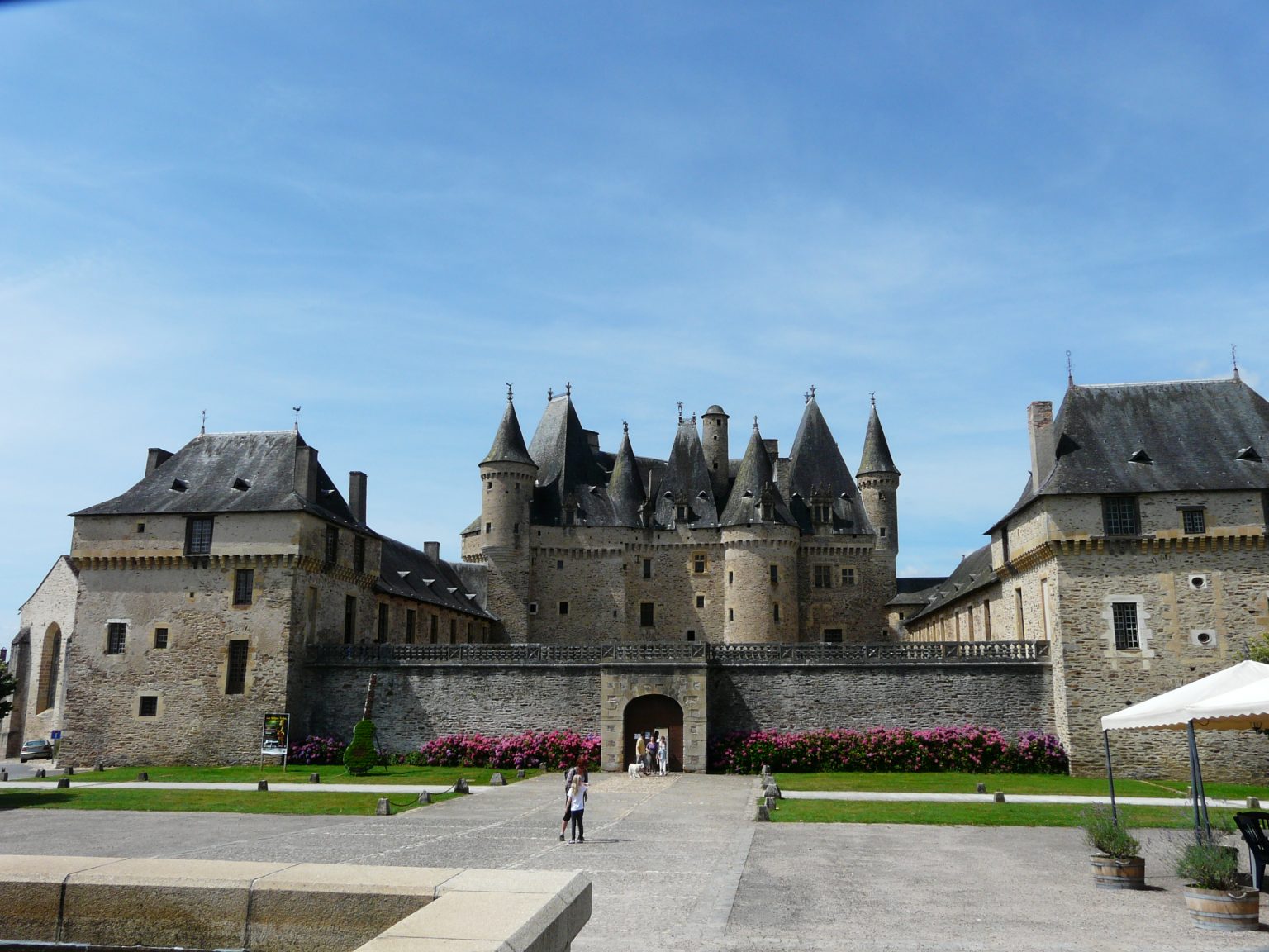 Château de Jumilhac et son esplanade