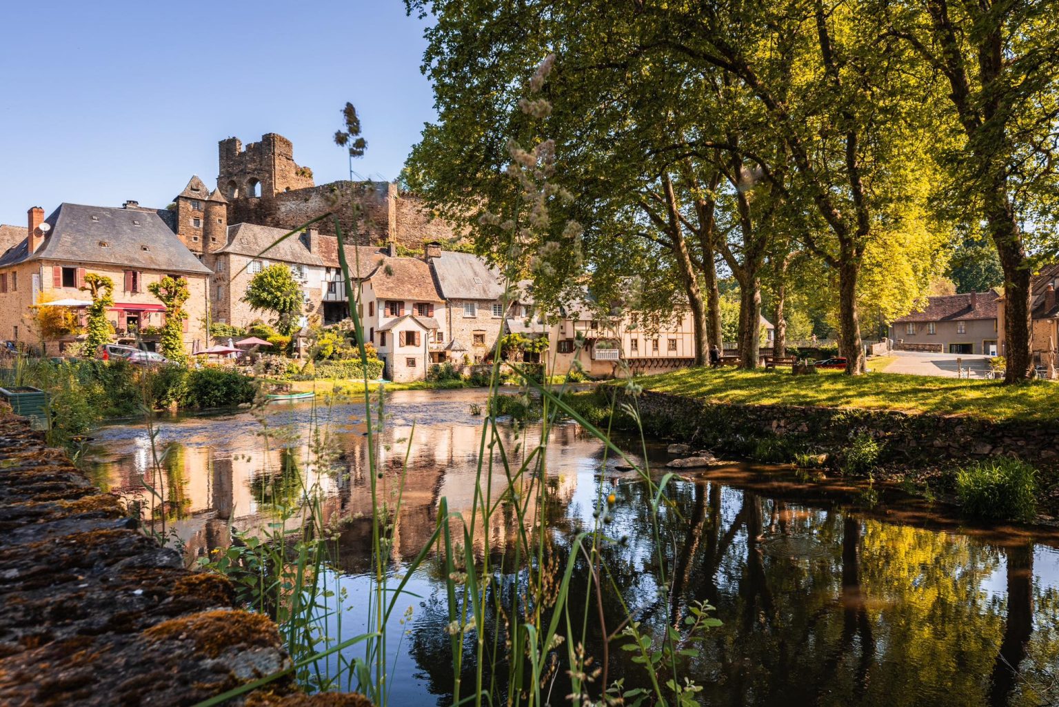 Ségur-le-Château, maisons au bord de l'eau