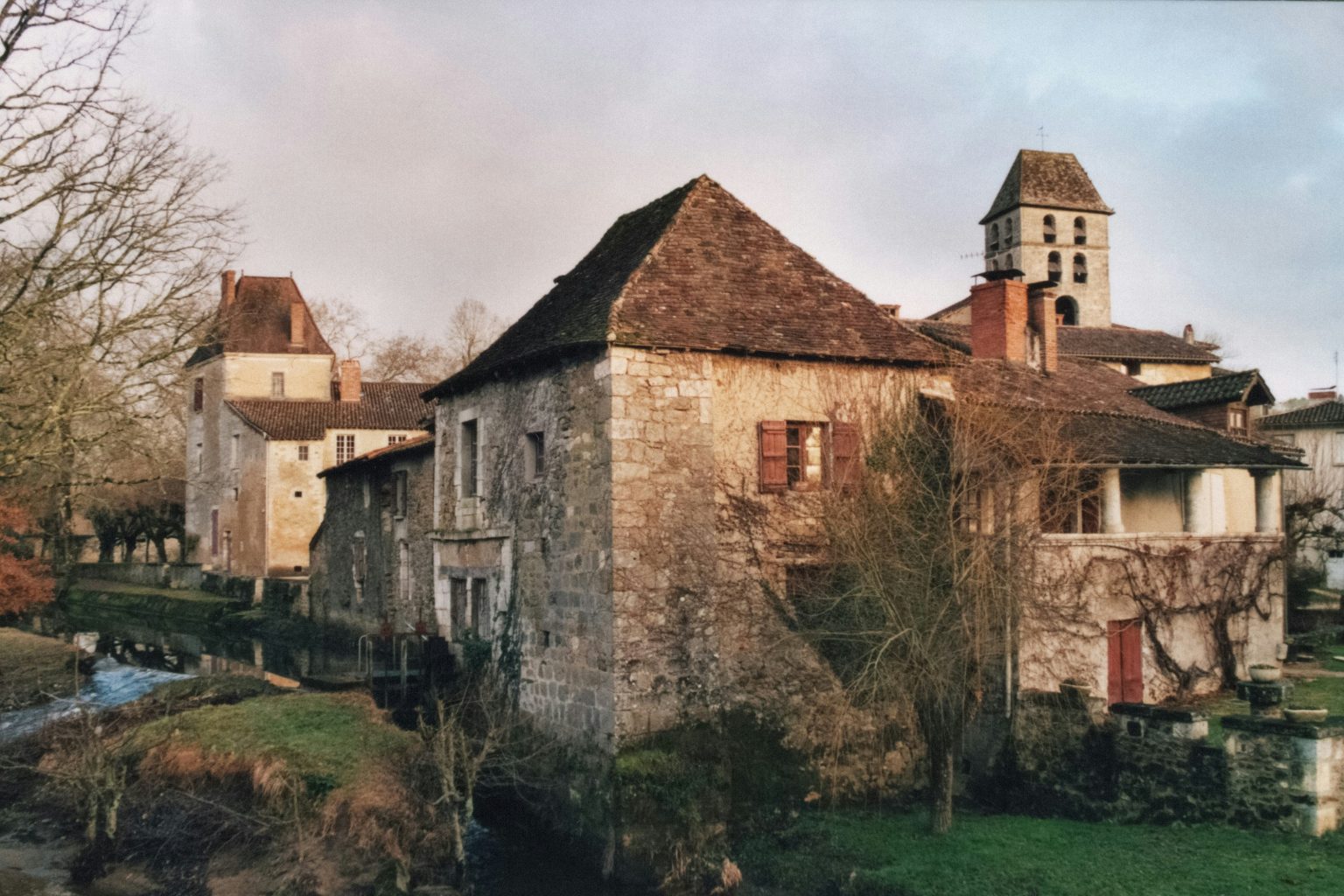 Saint-Jean-de-Côle, maisons de pierre et église