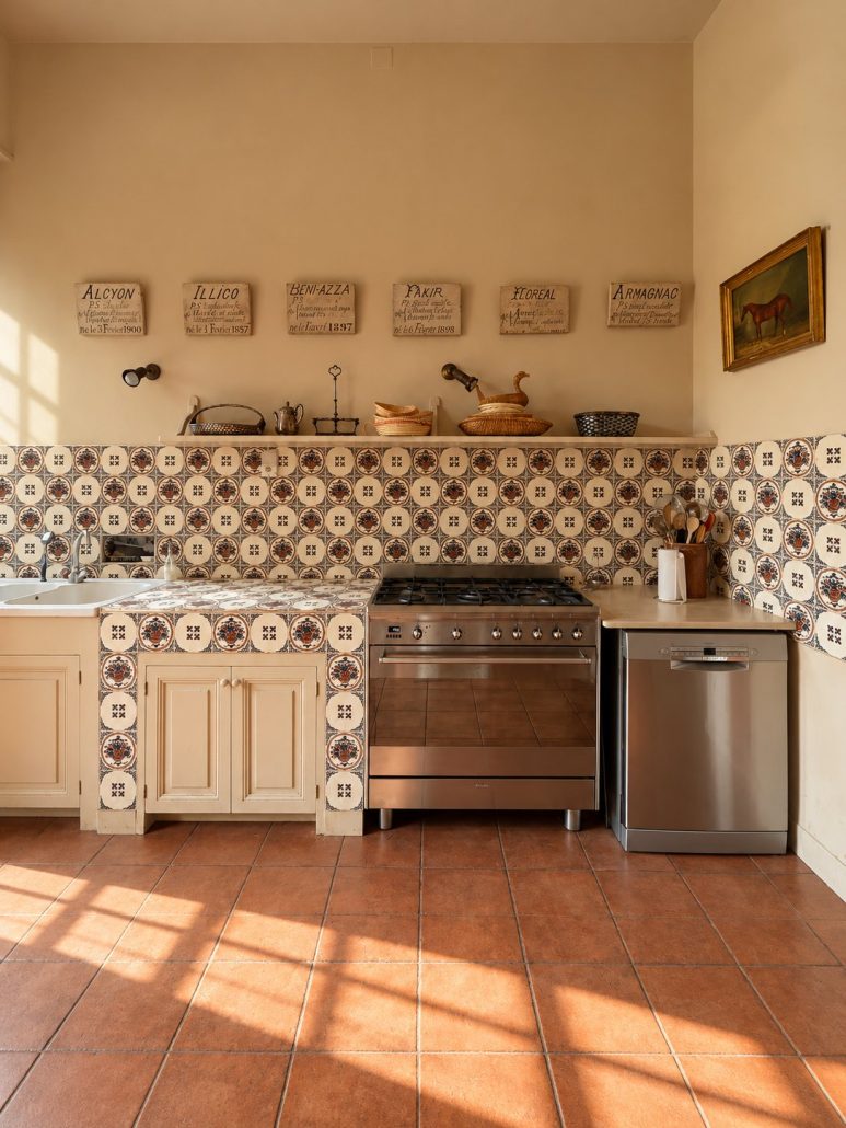 Cuisine du château, plan de travail et four