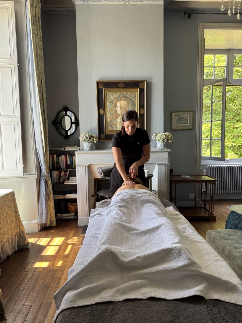 Massage dans une chambre du château