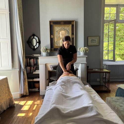 Massage dans une chambre du château